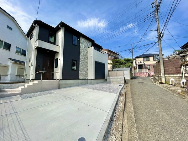 川和町 新築戸建 前面道路含む外観 川和町 新築戸建 前面道路含む外観