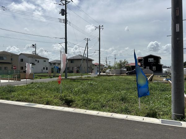 前面道路含む外観