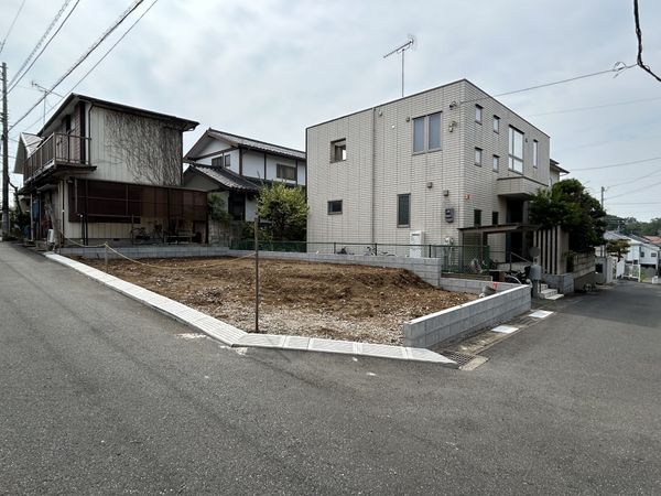 流山市松ケ丘4丁目 新築戸建 前面道路含む外観
