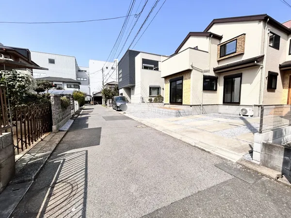前面道路を含む外観