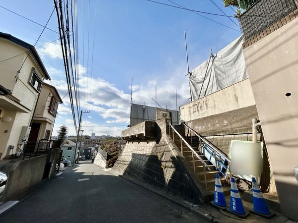 港南区笹下3丁目 土地 B区画 前面道路含む外観