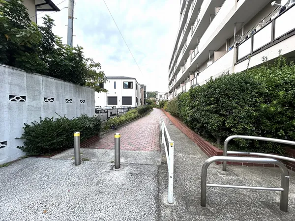 南側前面遊歩道※遊歩道のため、車は通行できません。