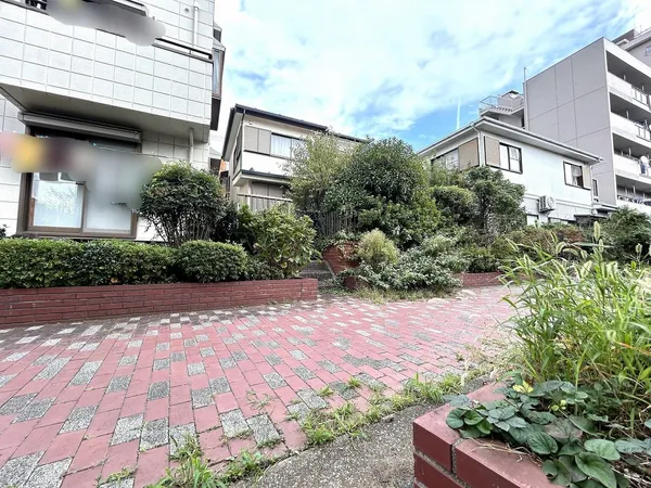 南側前面遊歩道※遊歩道のため、車は通行できません。