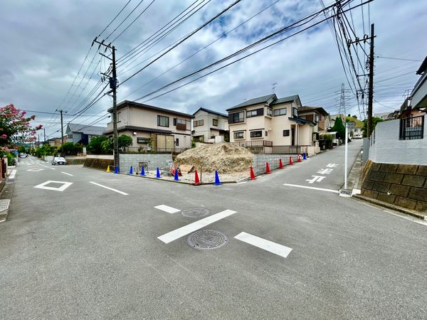 栄区上之町 土地 前面道路含む外観 栄区上之町 土地 前面道路含む外観