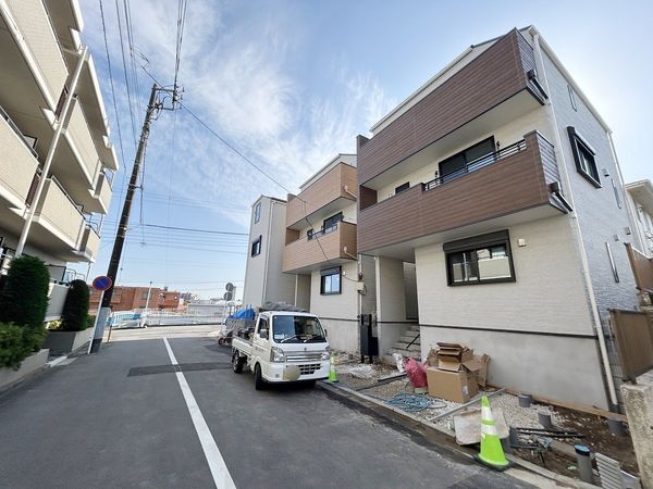 港南区丸山台2丁目 新築戸建 2号棟 前面道路含む外観