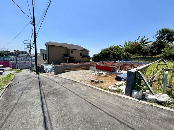 前面道路含む外観