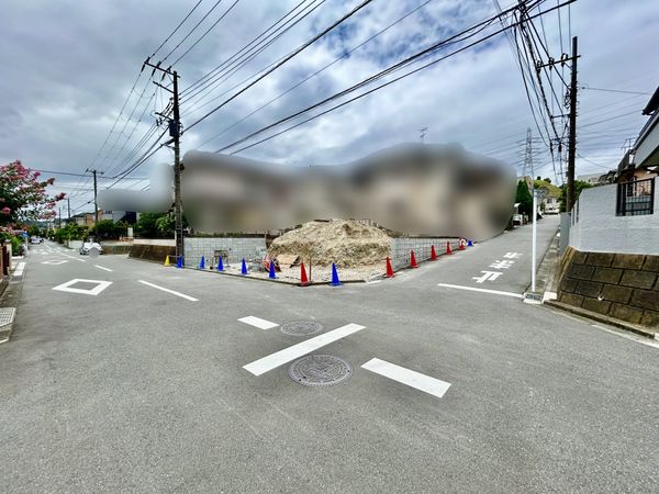 栄区上之町 新築戸建 前面道路含む外観 栄区上之町 新築戸建 前面道路含む外観