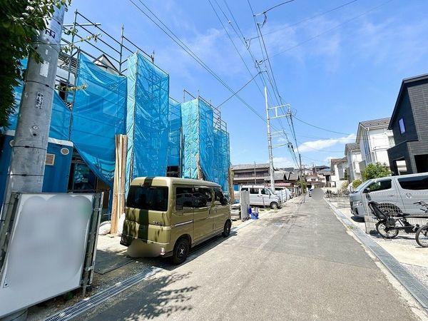 港南区笹下6丁目 新築戸建 1号棟 前面道路含む外観 港南区笹下6丁目 新築戸建 1号棟 前面道路含む外観