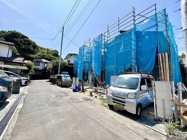 港南区笹下6丁目 新築戸建 2号棟 前面道路含む外観 港南区笹下6丁目 新築戸建 2号棟 前面道路含む外観