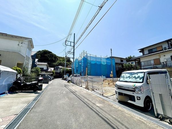 港南区笹下6丁目 新築戸建 3号棟 前面道路含む外観 港南区笹下6丁目 新築戸建 3号棟 前面道路含む外観