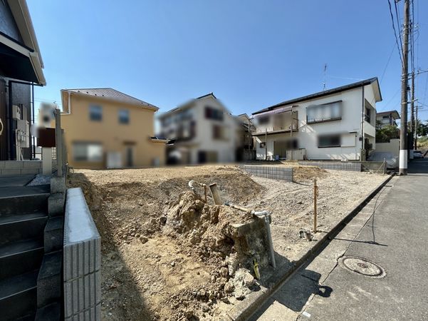 港南区笹下3丁目 新築戸建 1号棟 前面道路含む外観 港南区笹下3丁目 新築戸建 1号棟 前面道路含む外観