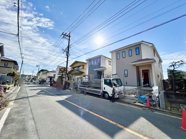 磯子区森が丘2丁目 新築戸建 A号棟 前面道路含む外観 磯子区森が丘2丁目 新築戸建 A号棟 前面道路含む外観