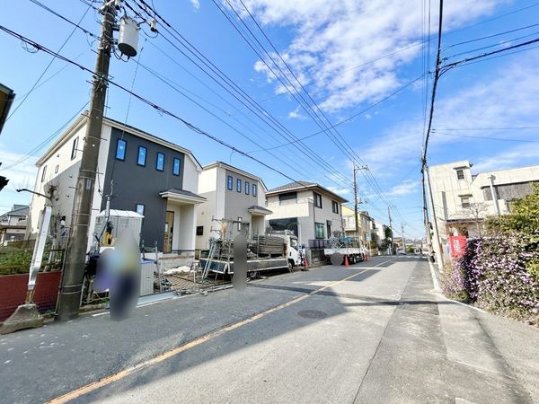 磯子区森が丘2丁目 新築戸建 B号棟 前面道路含む外観 磯子区森が丘2丁目 新築戸建 B号棟 前面道路含む外観