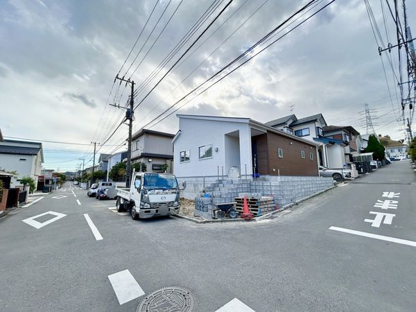 栄区上之町 新築戸建 前面道路含む外観