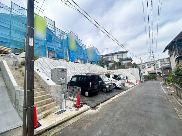 港南区芹が谷3丁目 新築戸建 1号棟 前面道路含む外観 港南区芹が谷3丁目 新築戸建 1号棟 前面道路含む外観