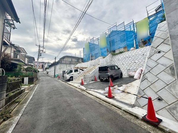 港南区芹が谷3丁目 新築戸建 3号棟 前面道路含む外観