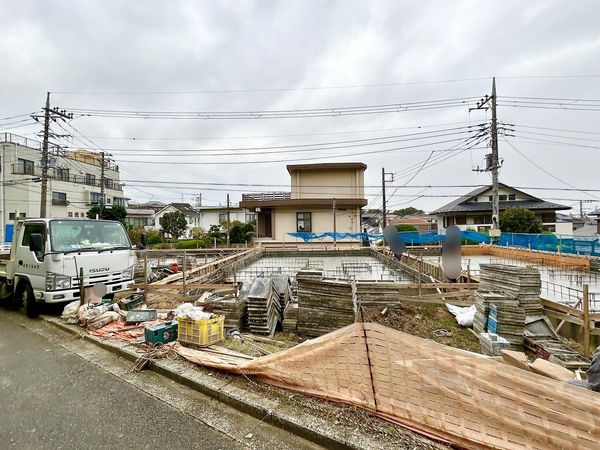 磯子区森が丘1丁目 新築戸建 B号棟 前面道路含む外観 磯子区森が丘1丁目 新築戸建 B号棟 前面道路含む外観