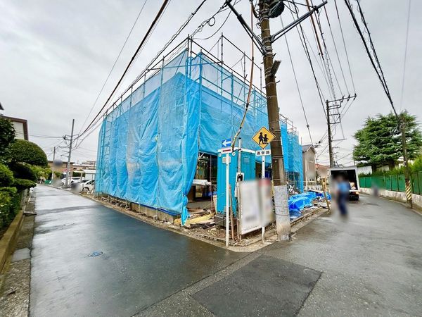 磯子区岡村1丁目 新築戸建 1号棟 前面道路含む外観 前面道路含む外観