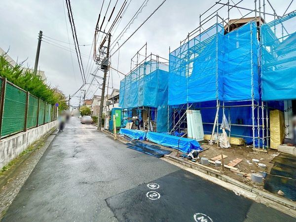磯子区岡村1丁目 新築戸建 2号棟 前面道路含む外観 前面道路含む外観