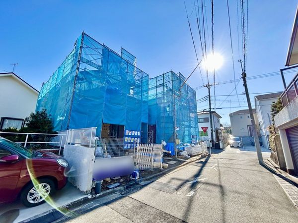 磯子区磯子6丁目 新築戸建 2号棟 前面道路含む外観 磯子区磯子6丁目 新築戸建 2号棟 前面道路含む外観