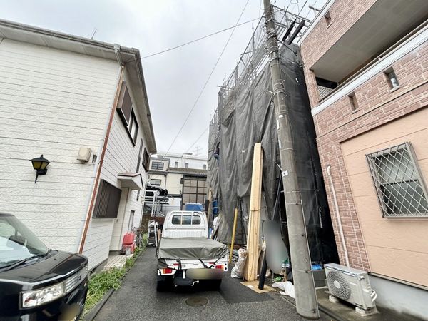 南区六ツ川1丁目 新築戸建 B号棟 前面道路含む外観
