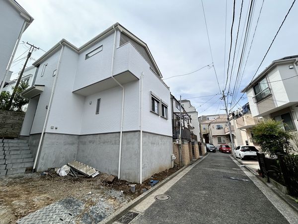 港南区港南1丁目 新築戸建 2号棟 前面道路含む外観 港南区港南1丁目 新築戸建 2号棟 前面道路含む外観