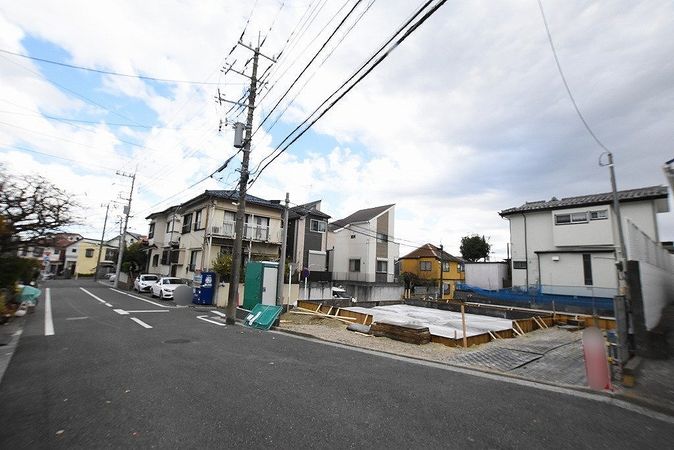 南区六ツ川2丁目 新築戸建 2号棟 前面道路含む外観