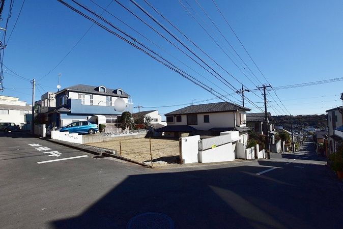 港南区日野4丁目 新築戸建 前面道路含む外観 港南区日野4丁目 新築戸建 前面道路含む外観