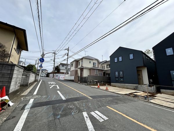 港南区笹下2丁目 新築戸建 A号棟 前面道路含む外観 港南区笹下2丁目 新築戸建 A号棟 前面道路含む外観