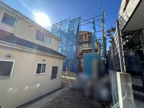 港南区日野2丁目 新築戸建 前面道路含む外観 港南区日野2丁目 新築戸建 前面道路含む外観
