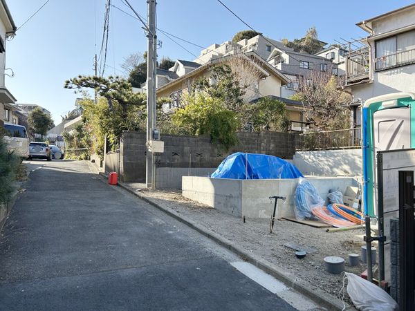磯子区岡村4丁目 新築戸建 前面道路含む外観 磯子区岡村4丁目 新築戸建 前面道路含む外観