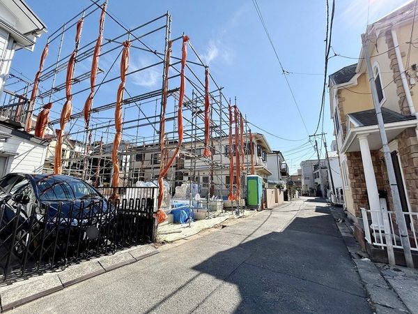 港南区笹下3丁目 新築戸建 1号棟 前面道路含む外観 港南区笹下3丁目 新築戸建 1号棟 前面道路含む外観