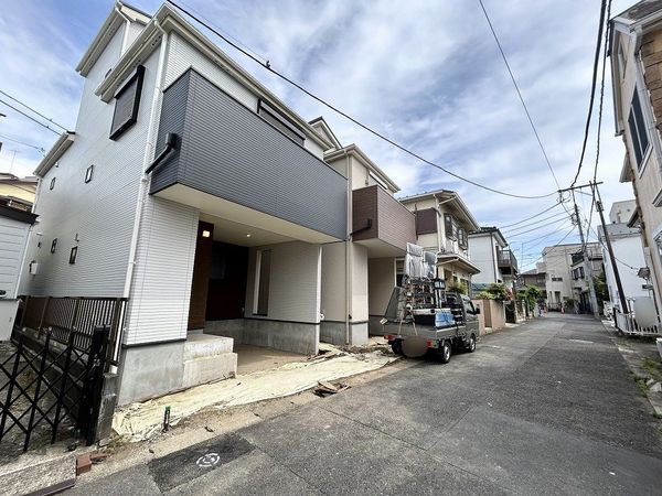 港南区笹下3丁目 新築戸建 1号棟 前面道路含む外観 港南区笹下3丁目 新築戸建 1号棟 前面道路含む外観