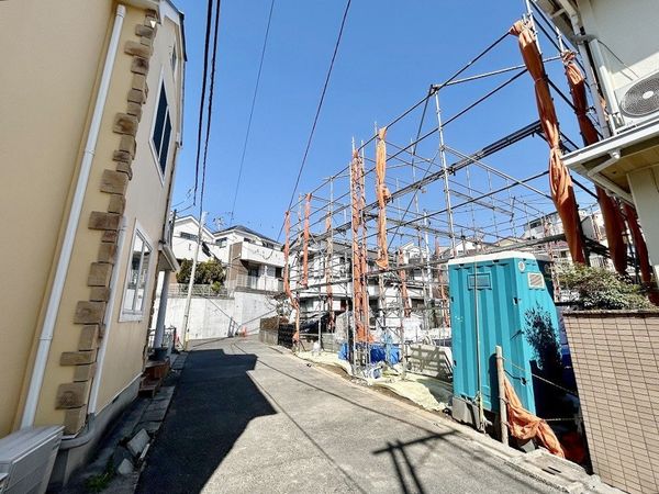 港南区笹下3丁目 新築戸建 2号棟 前面道路含む外観 港南区笹下3丁目 新築戸建 2号棟 前面道路含む外観