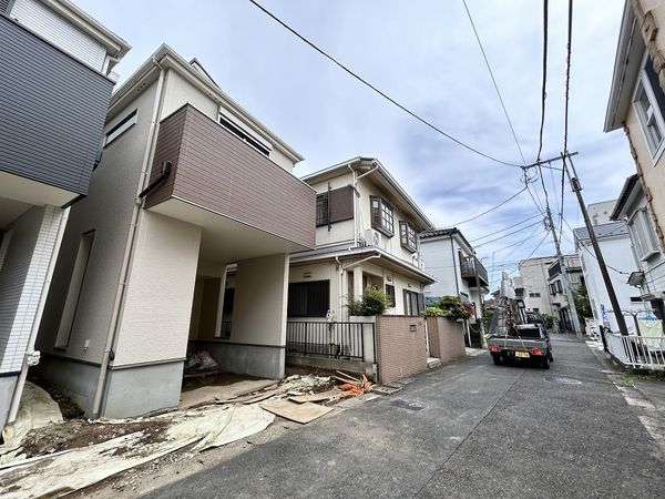 港南区笹下3丁目 新築戸建 2号棟 前面道路含む外観 港南区笹下3丁目 新築戸建 2号棟 前面道路含む外観