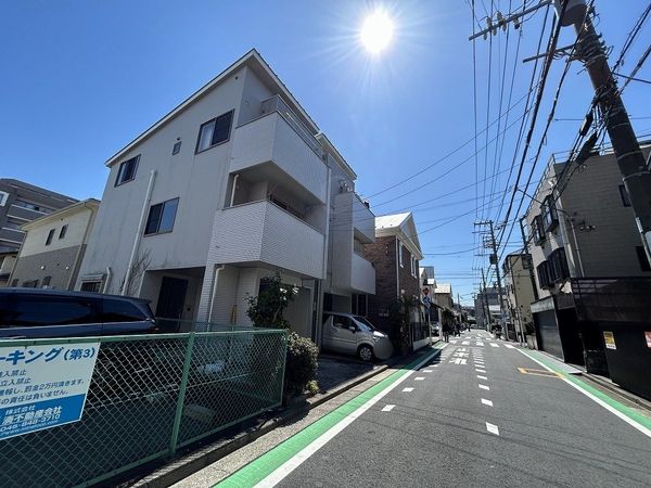 港南区最戸1丁目 戸建 前面道路含む外観 港南区最戸1丁目 戸建 前面道路含む外観