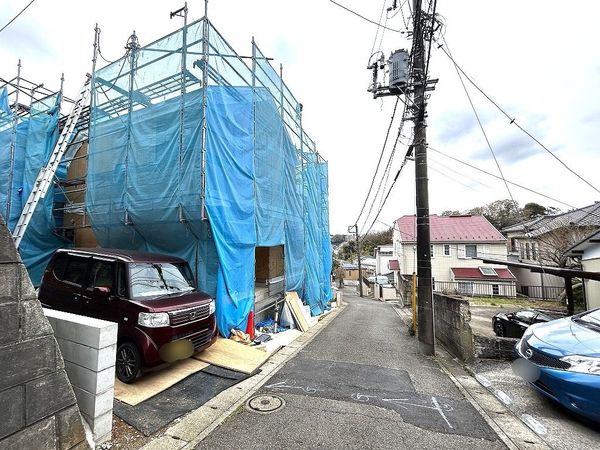 港南区日野2丁目 新築戸建 1号棟 前面道路含む外観 港南区日野2丁目 新築戸建 1号棟 前面道路含む外観