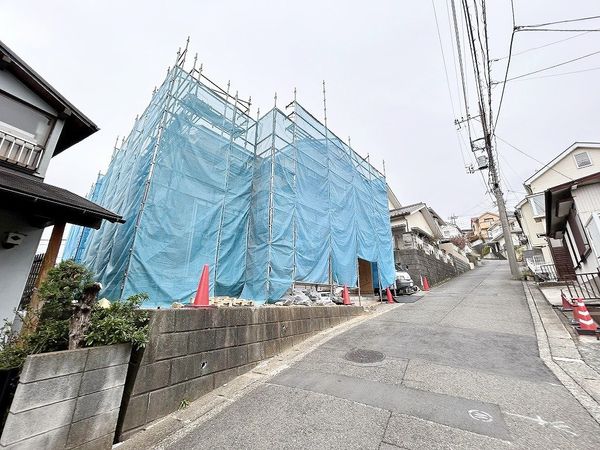 港南区日野2丁目 新築戸建 2号棟 前面道路含む外観 港南区日野2丁目 新築戸建 2号棟 前面道路含む外観
