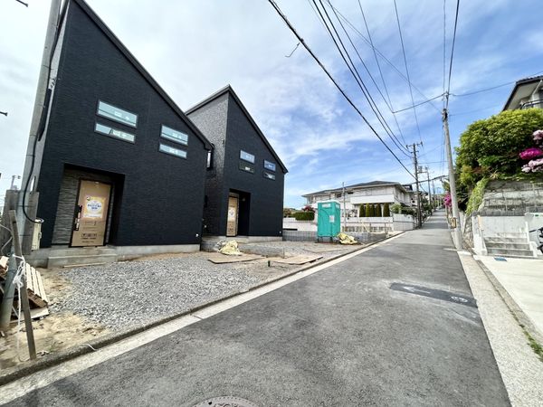 磯子区森が丘1丁目 新築戸建A号棟 前面道路含む外観 磯子区森が丘1丁目 新築戸建A号棟 前面道路含む外観