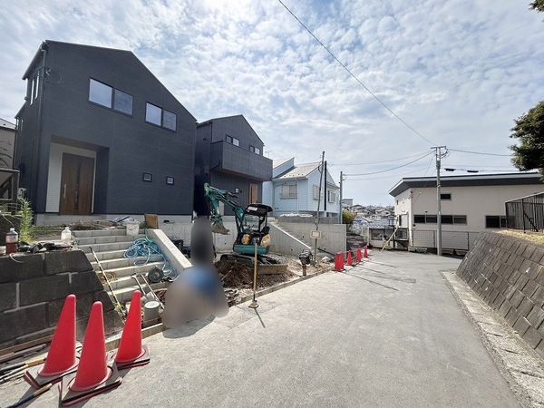 港南区上永谷5丁目 新築戸建 G号棟 前面道路含む外観 港南区上永谷5丁目 新築戸建 G号棟 前面道路含む外観