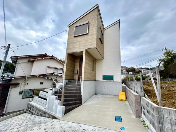 南区大岡1丁目 戸建 前面道路含む外観 南区大岡1丁目 戸建 前面道路含む外観