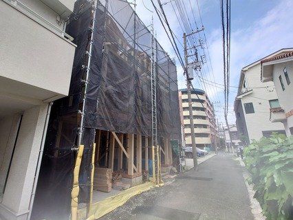 磯子区磯子2丁目 新築戸建A号棟 前面道路含む外観 磯子区磯子2丁目 新築戸建A号棟 前面道路含む外観