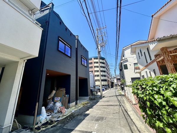 磯子区磯子2丁目 新築戸建A号棟 前面道路含む外観 磯子区磯子2丁目 新築戸建A号棟 前面道路含む外観