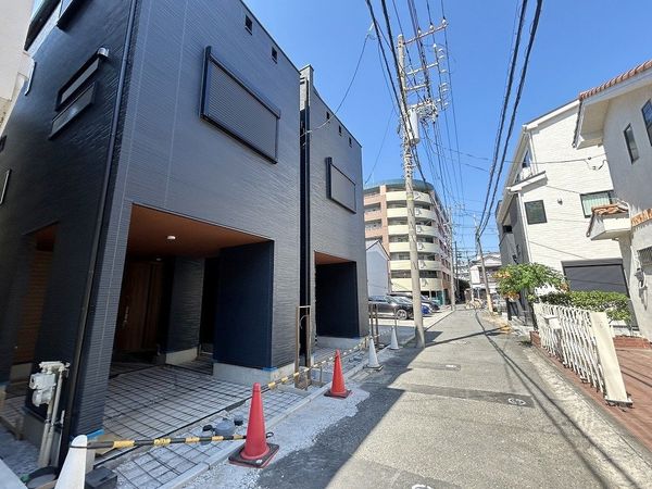 磯子区磯子2丁目 新築戸建A号棟 前面道路含む外観 磯子区磯子2丁目 新築戸建A号棟 前面道路含む外観