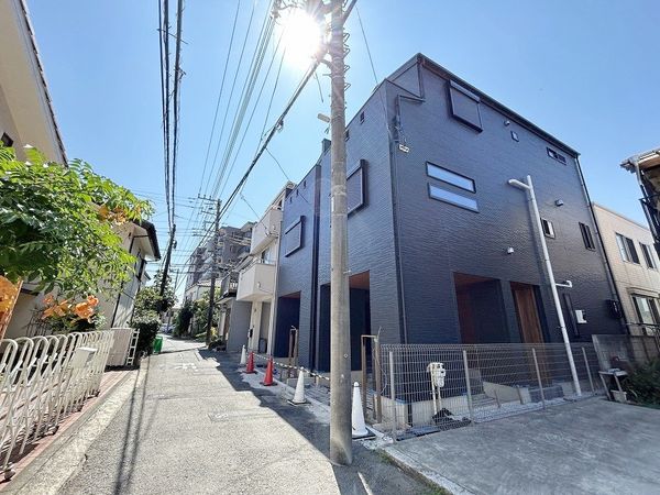 磯子区磯子2丁目 新築戸建B号棟 前面道路含む外観 磯子区磯子2丁目 新築戸建B号棟 前面道路含む外観