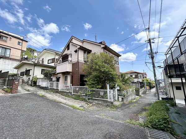 磯子区杉田2丁目 戸建 前面道路含む外観 磯子区杉田2丁目 戸建 前面道路含む外観