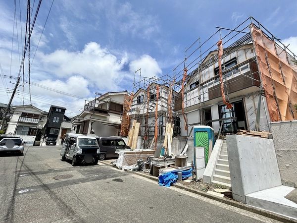 港南区東永谷3丁目 新築戸建 2号棟 前面道路含む外観 港南区東永谷3丁目 新築戸建 2号棟 前面道路含む外観