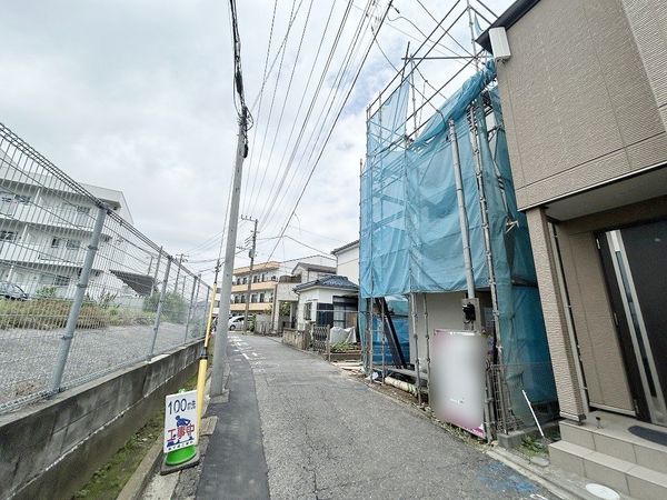 前面道路含む外観