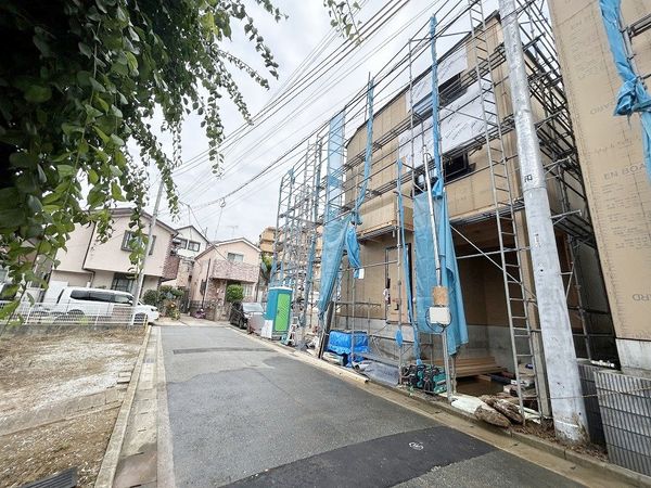 前面道路含む外観
