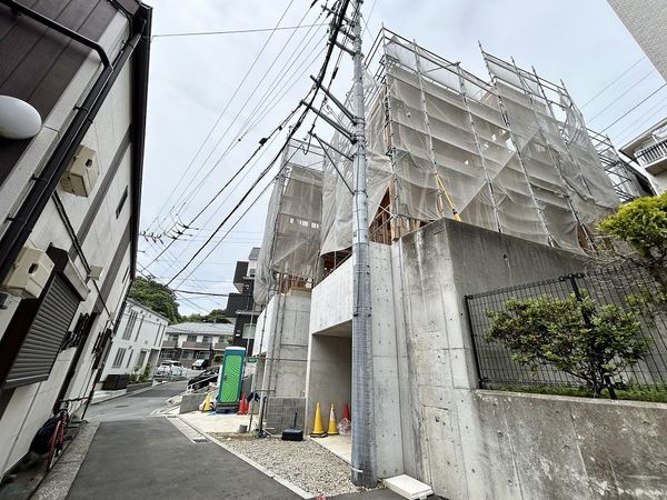 港南区港南1丁目 新築戸建 2号棟 前面道路含む外観 港南区港南1丁目 新築戸建 2号棟 前面道路含む外観